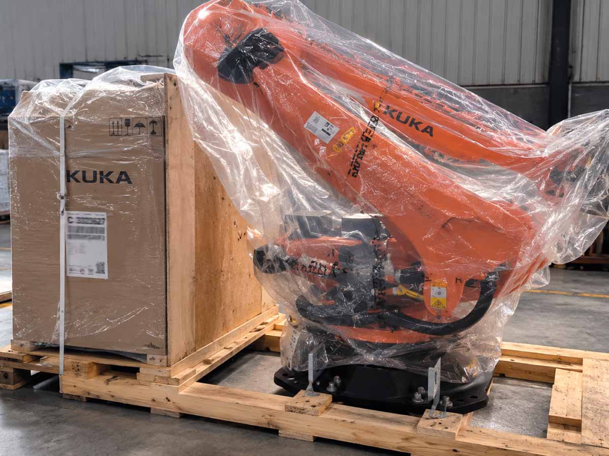 Промышленный робот KUKA и сварочное оборудование, подготовленные к совместной международной перевозке из Китая