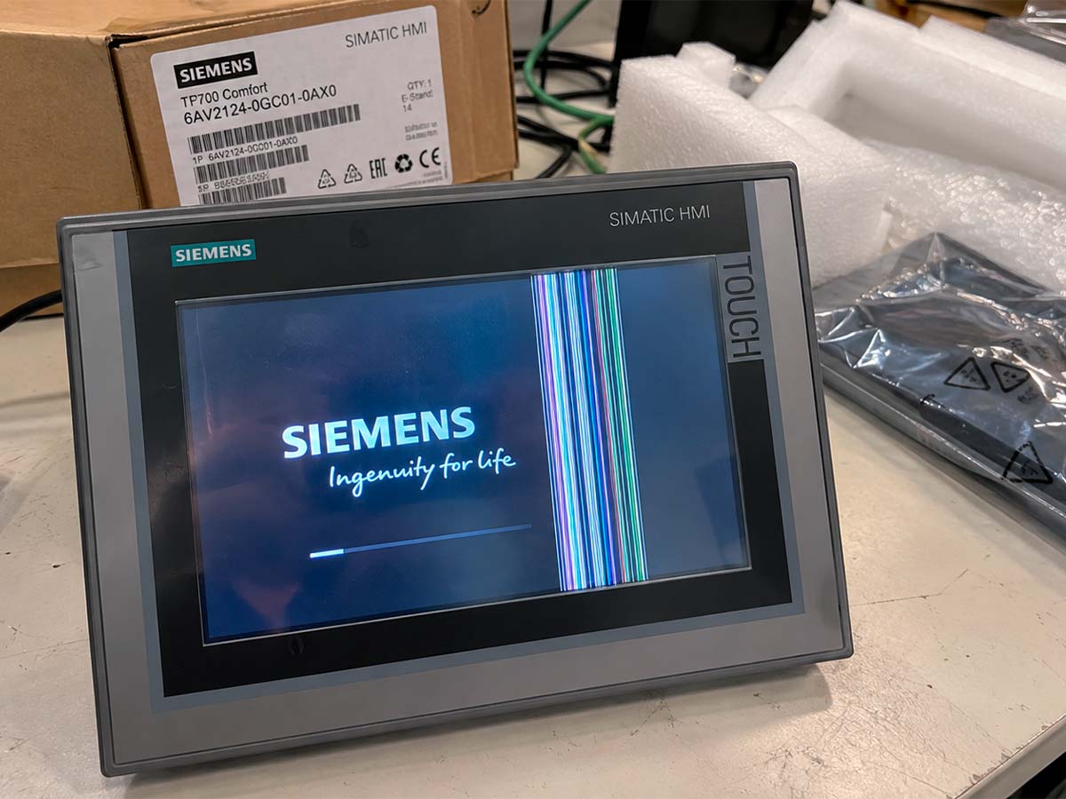 Панель Siemens SIMATIC HMI с дефектом экрана, выявленным во время проверки до передачи оборудования клиенту